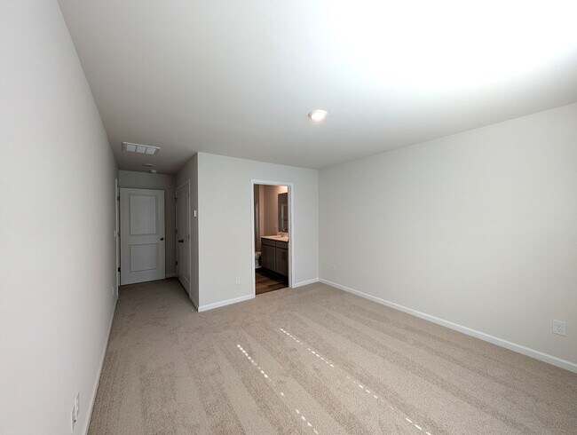 Building Photo - Gorgeous , New Townhome  located in Mallar...