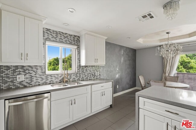 Building Photo - 5534 Sylmar Ave
