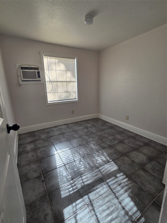 Building Photo - 302-371 71st St