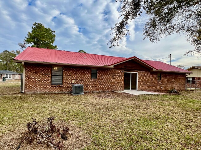 Building Photo - 3/2 with fenced in yard!