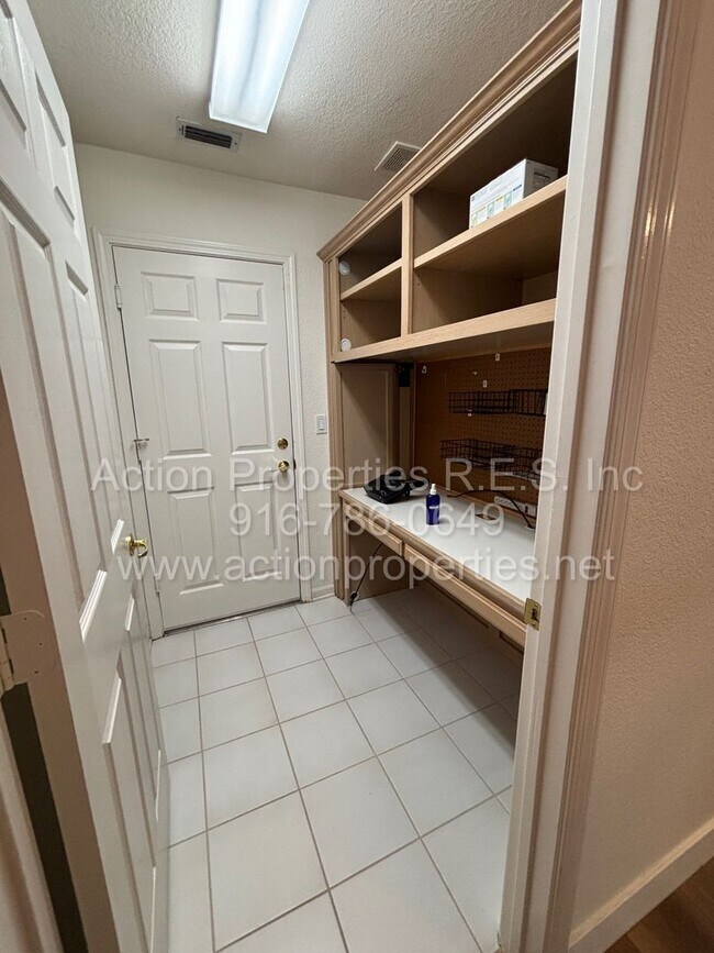 Building Photo - 6000 Buggy Whip Ln
