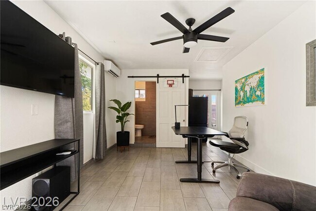 Building Photo - 2233 Versailles Ct