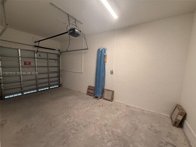 Building Photo - 2746 SE 24th Terrace