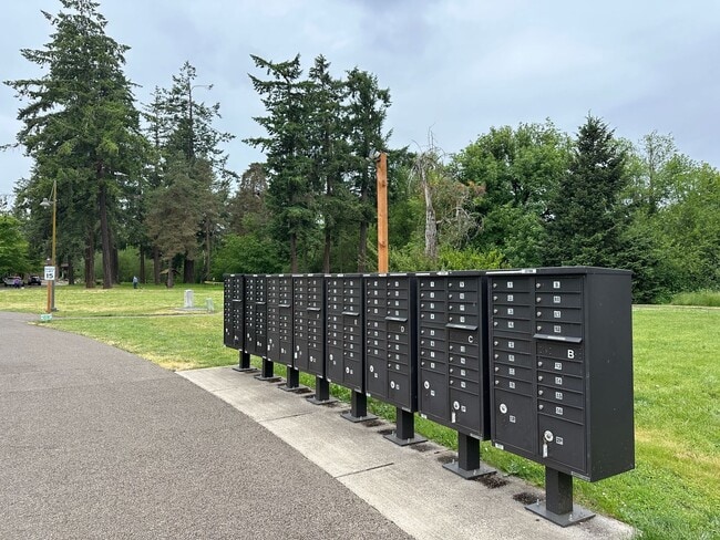 Building Photo - Large Three Bedroom Home in Sustainable South Salem Community