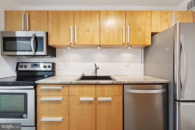Building Photo - 2059 Huntington Ave