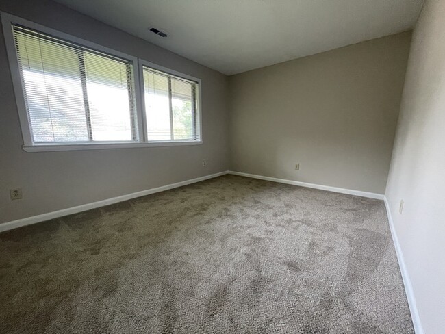 Building Photo - 606 Oak Tree Dr