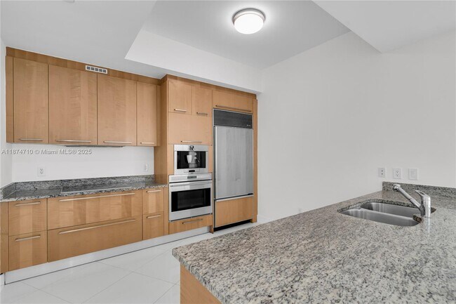 Building Photo - 15811 Collins Ave