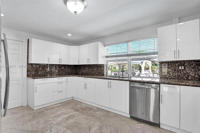 Building Photo - 13015 Biscayne Island Terrace