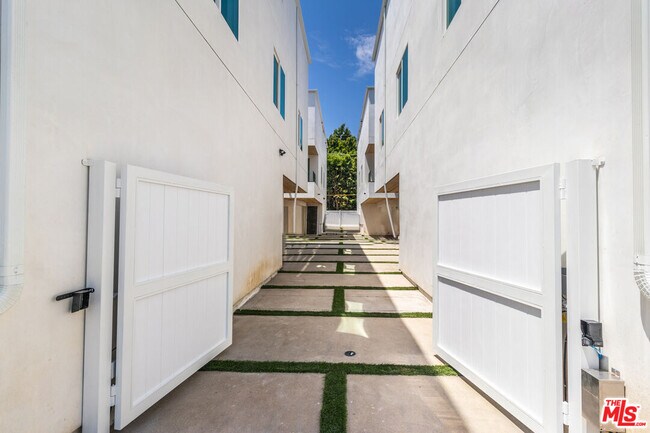 Building Photo - 4293 Tujunga Ave