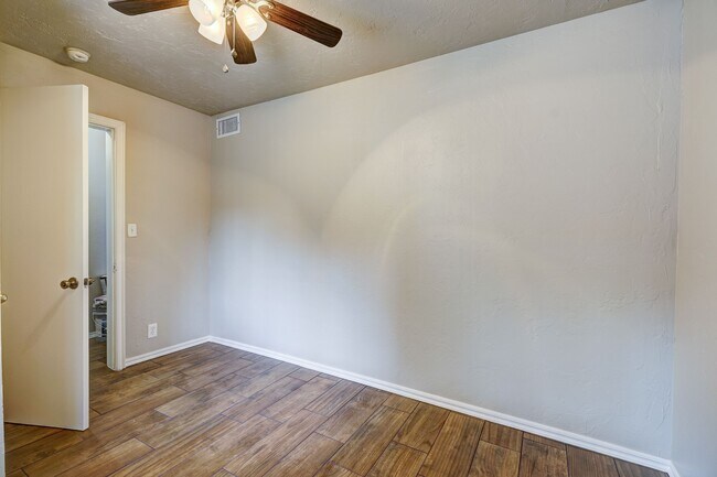 Building Photo - Renovated 3-Bed Gem Minutes from OU & Camp...