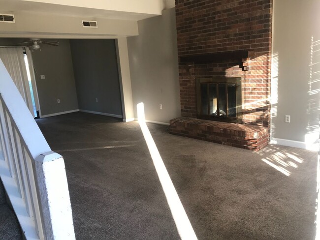 Building Photo - 455-457 Maple Grove Way