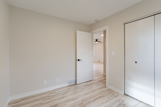 Building Photo - UPDATED 2 Bedroom Duplex With Garage!!