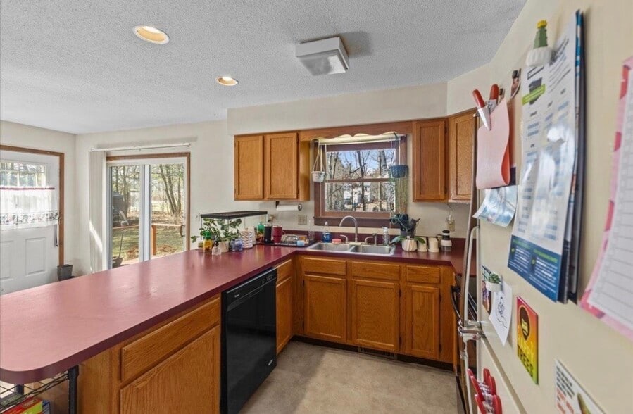 Kitchen - 216 Grey Birch Dr