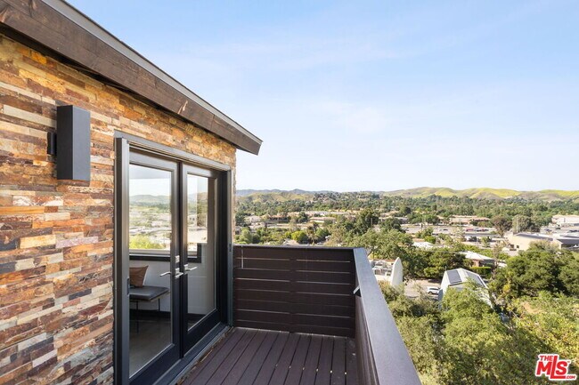 Building Photo - 28207 Laura La Plante Dr
