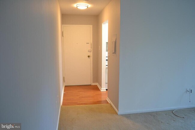 Building Photo - 1523 Colonial Dr