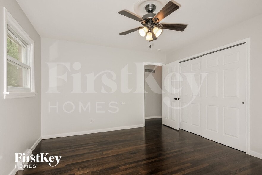 Building Photo - 305 Elmhurst Dr