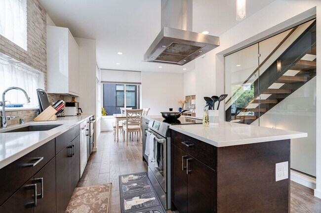 Building Photo - 724 3rd Ave N