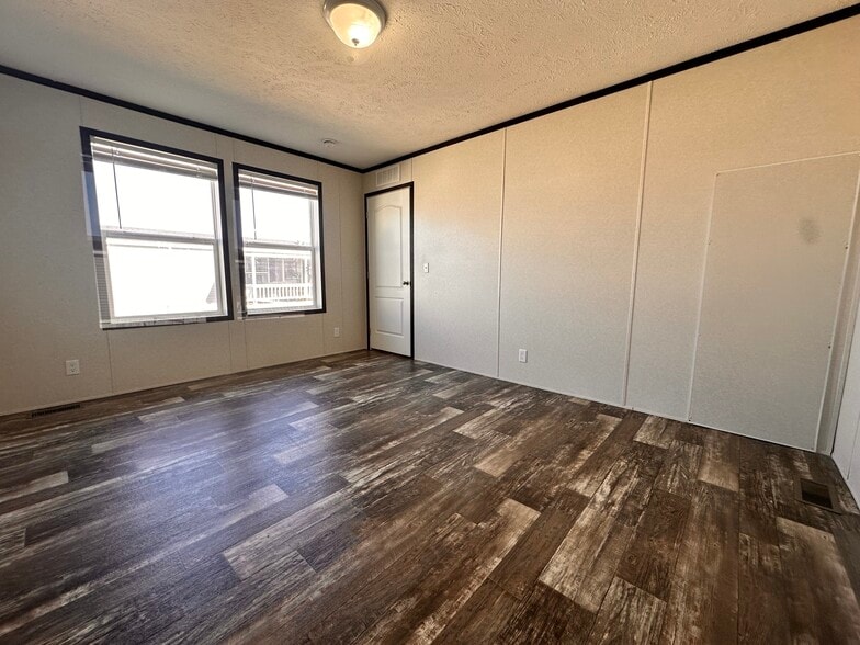 Building Photo - 24 Skeena St