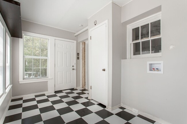 Building Photo - 2 Bedroom, 1 Bath near Lower Greenville