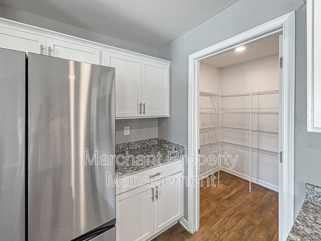 Building Photo - 106 Green Oak Dr