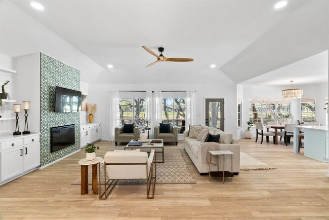 Building Photo - 113 Royal Oaks Dr