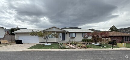 Building Photo - 5 Bed - 3 Bath with 2 Car Garage
