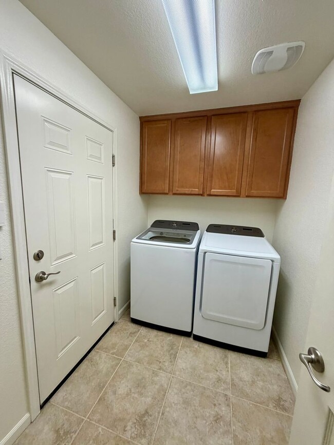 Building Photo - 1715 Dark Horse Rd