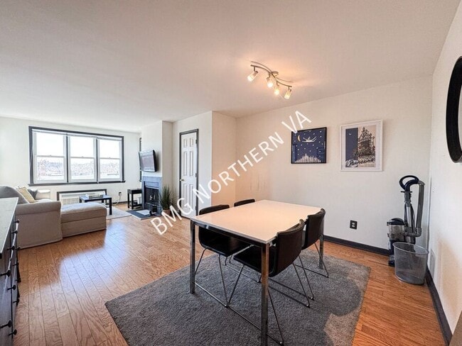 Building Photo - 3217 Wisconsin Ave NW