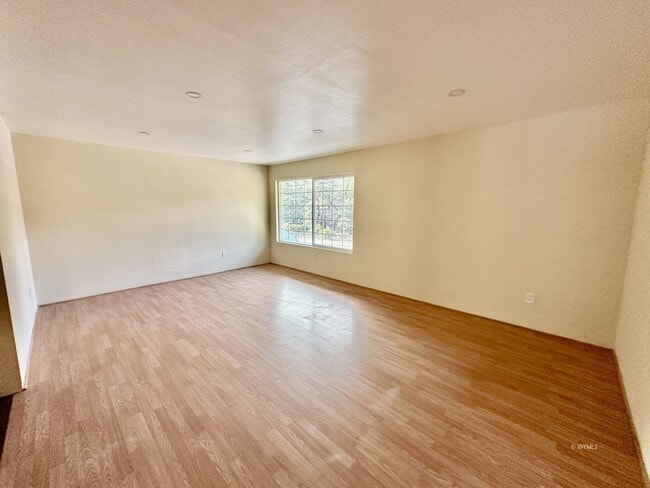 Building Photo - 1 bedroom Upper Floor apartment