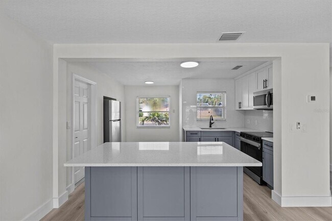 Building Photo - 310 Westwinds Dr E