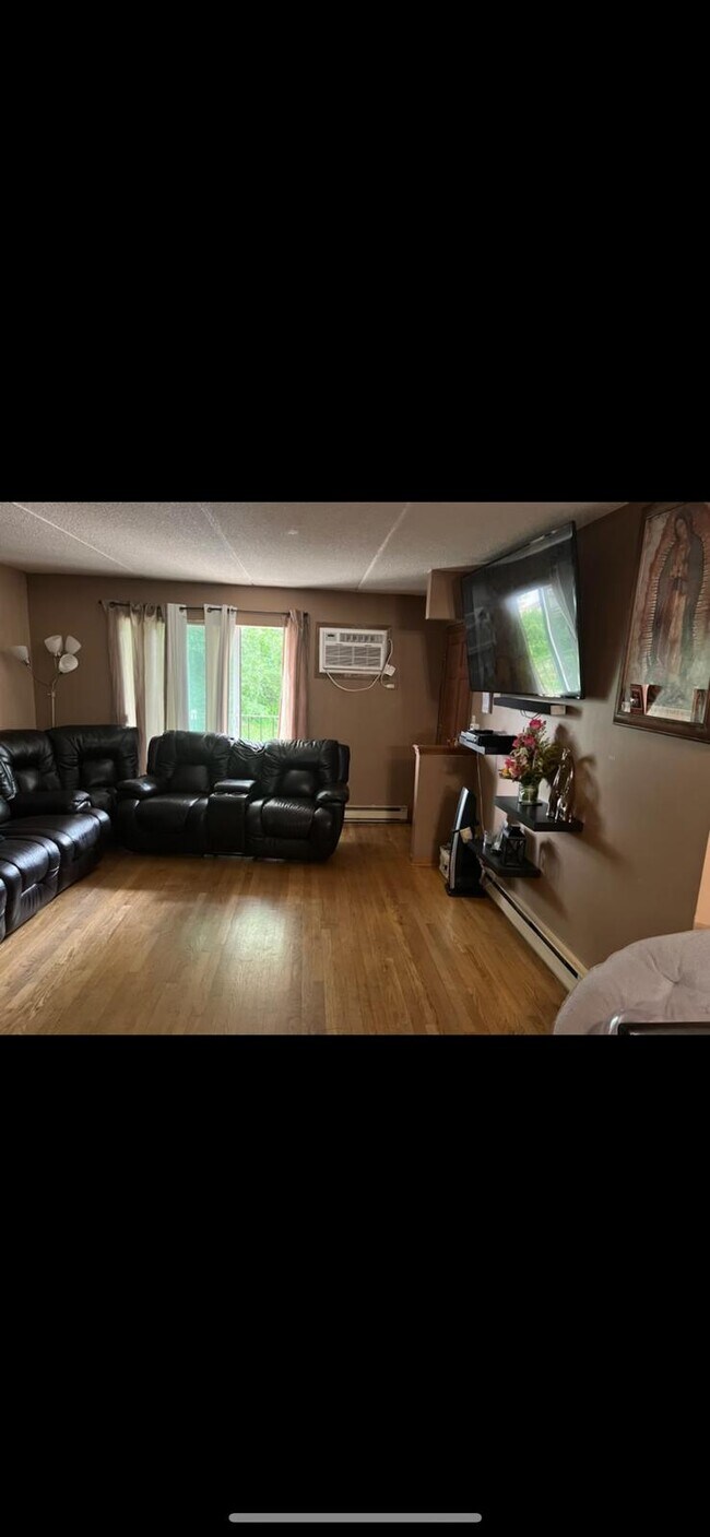 Building Photo - 972 N Rohlwing Rd