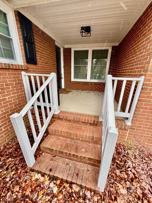 Building Photo - Beautifully Remodeled Brick Rancher