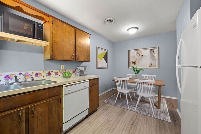 Building Photo - Cute Townhome