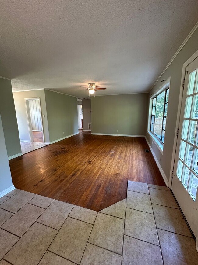 Building Photo - $1,800.00 Move-In-Special