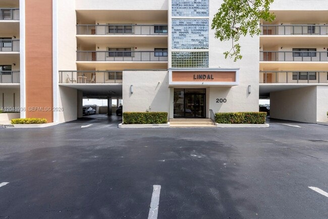 Building Photo - 200 Golden Isles Dr