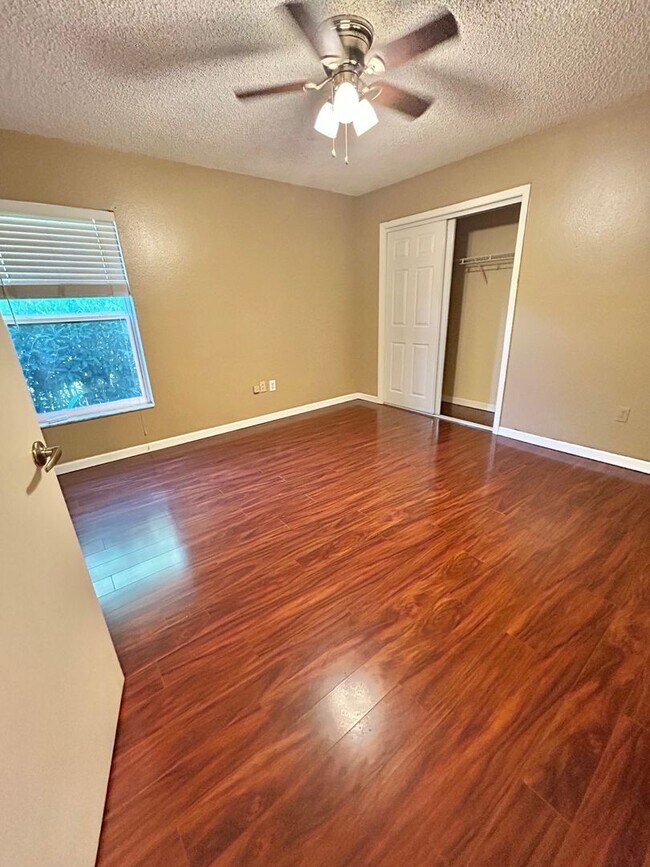 Building Photo - Waterfront Pool Home in Waterford Lakes