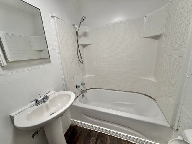 Building Photo - 2bed 1 bath Home Sweet Home