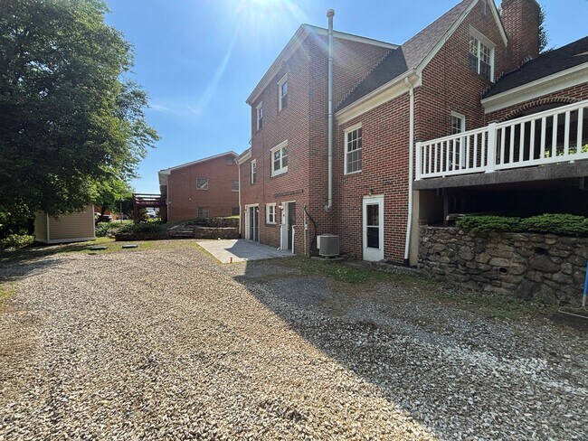 Building Photo - 3479 Overbrook Dr
