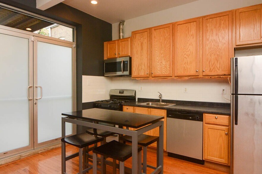 Building Photo - 1450 W Blackhawk St