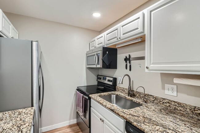 Building Photo - Modern Comfort Meets City Convenience in D...