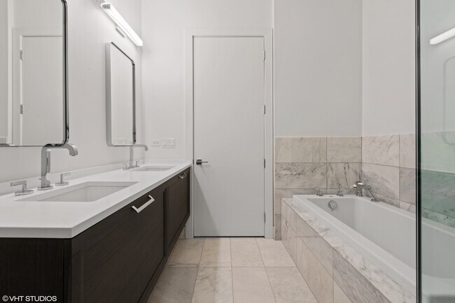 Building Photo - 668 N Kingsbury St