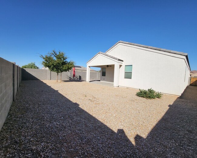Building Photo - 3 Bedroom 2 Bathroom Magma Ranch Home