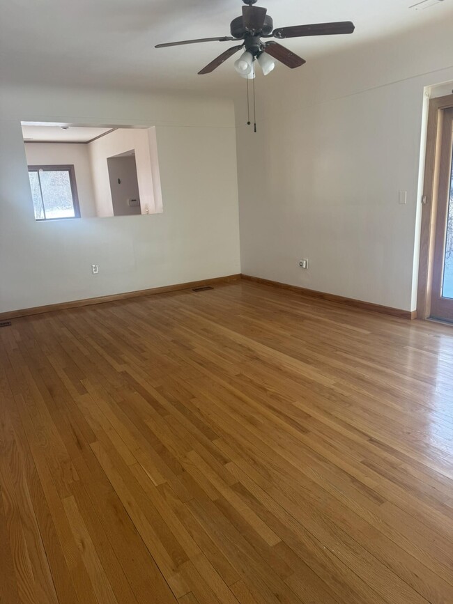 Building Photo - 3079 Pittsview Dr