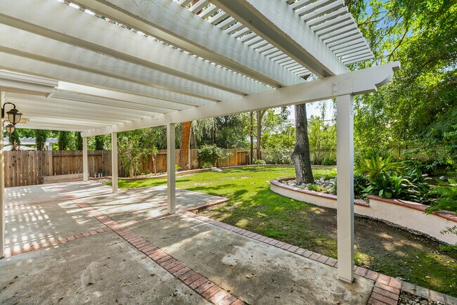 Building Photo - 4365 Bel Air Dr