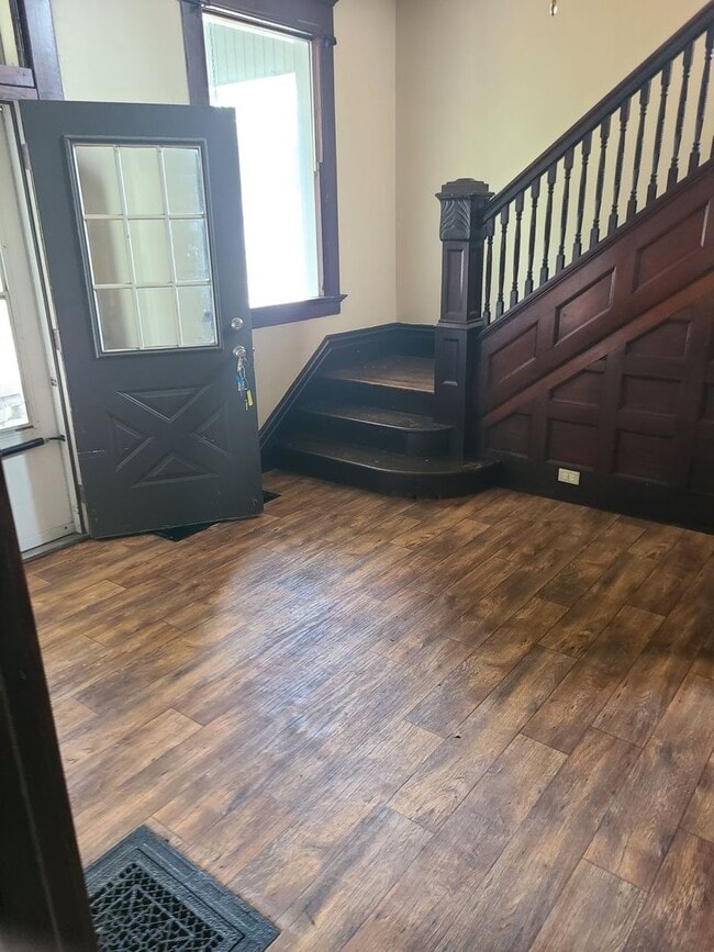 Primary Photo - 5 Bed/ 2 bath house