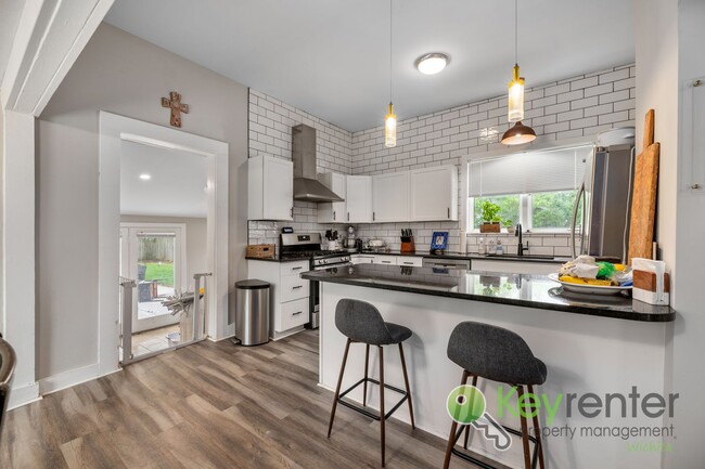 Building Photo - Delano District | Renovated 3 Bedroom 3 Ba...