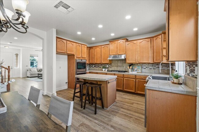 Building Photo - Elegant & Spacious 4 Bedroom Home Near Fol...