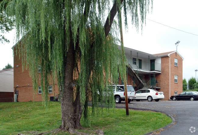 Building Photo - Greenbrier North Apartments