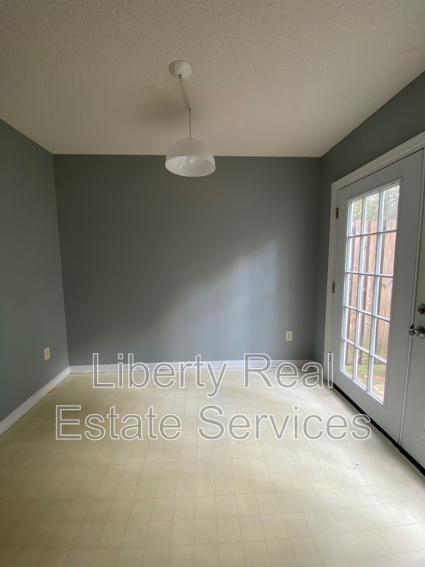 Building Photo - 1100 Pineland Ave