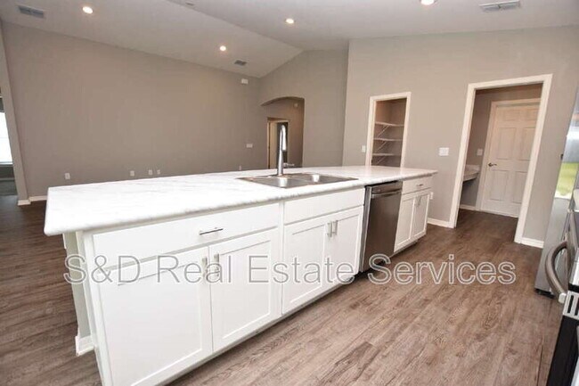 Building Photo - 749 Daphne Dr